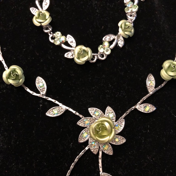 Silver w/green roses set of Bracelet & Necklace - Picture 4 of 8